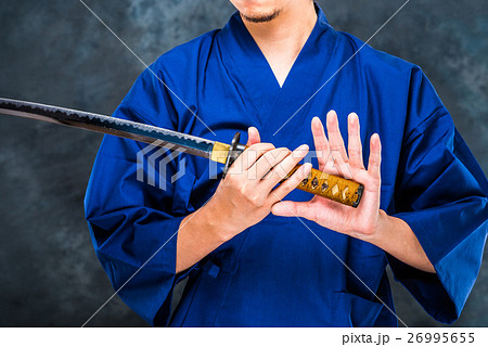 日本刀と和服の男性 日本刀と和服の男性 26995655