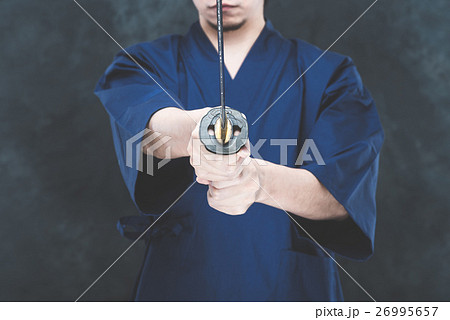 日本刀と和服の男性 日本刀と和服の男性 26995657