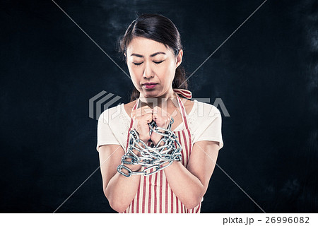 手を鎖で縛られている女性 26996082