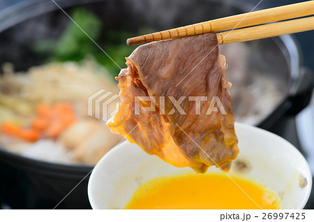 すき焼の肉と溶き卵 26997425