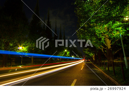 深夜の東京の道路、明治神宮外苑 26997924