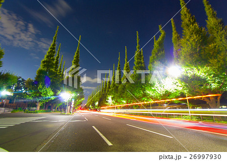 深夜の東京の道路、明治神宮外苑 26997930