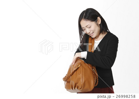 バッグの中を探すOLイメージ 26998258