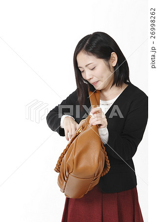 バッグの中を探すOLイメージ 26998262