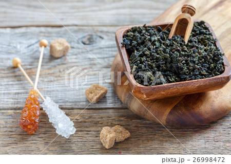 Green tea oolong tea and cane sugar. 26998472