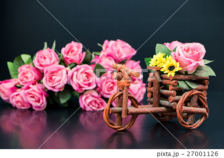 Wooden toy car with bouquet of pink roses 27001126