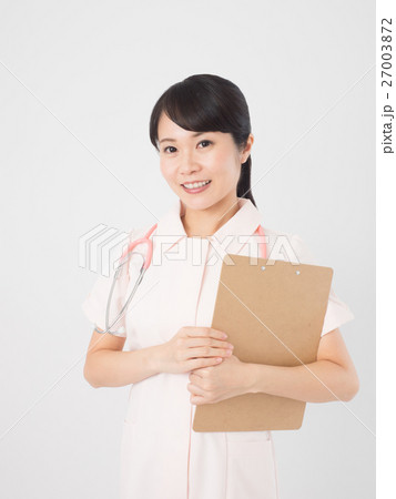 クリップボードを持つ看護師の女性 クリップボードを持つ看護師の女性 27003872