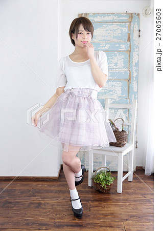 若い女性　ファッション　ポートレート 27005603