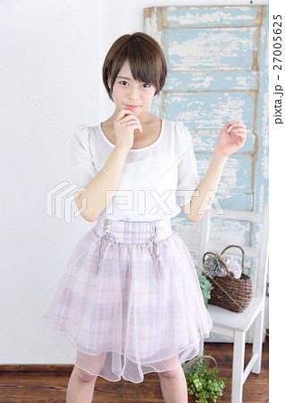 若い女性　ファッション　ポートレート 27005625