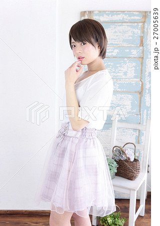 若い女性　ファッション　ポートレート 27005639