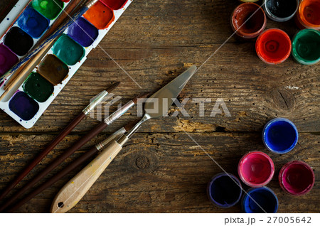 Watercolors and paint brush on wooden background Watercolors and paint brush on wooden background 27005642