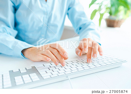 Woman office worker typing on the keyboard Woman office worker typing on the keyboard 27005874