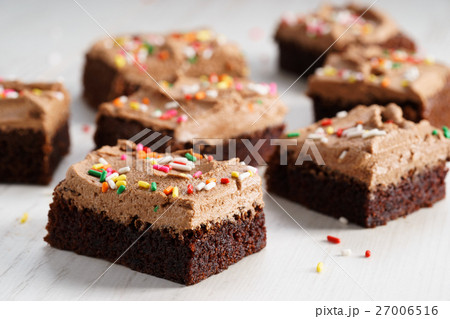 chocolate cake with chocolate  buttercream 27006516