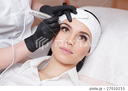 Permanent makeup. Tattooing of eyebrows 27010253