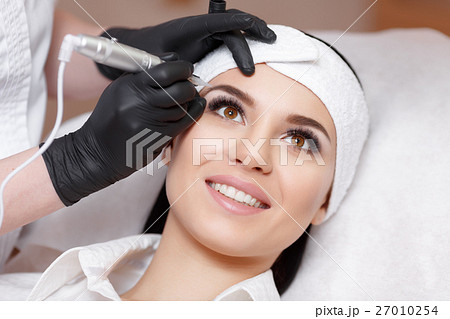 Permanent makeup. Tattooing of eyebrows 27010254