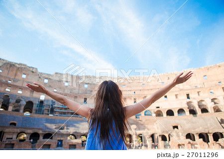Young female tourist looking at the Colosseum 27011296