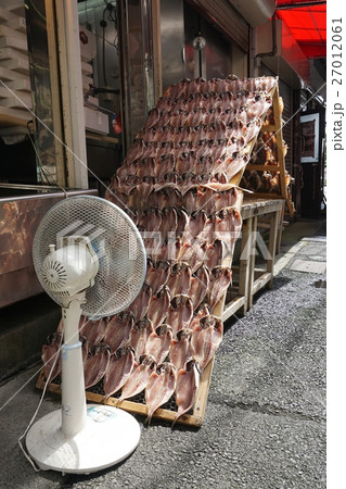 熱海駅前商店街の路地裏で干されるひもの 熱海駅前商店街の路地裏で干されるひもの 27012061