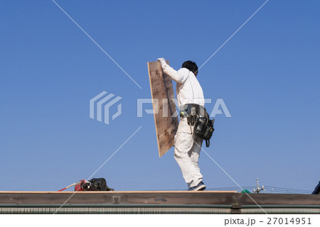 屋根工事 コンパネを持って歩く屋根職人 屋根工事 コンパネを持って歩く屋根職人 27014951