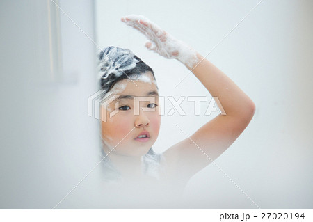 シャンプーをする女の子 シャンプーをする女の子 27020194