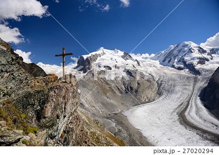The wooden cross and glacier at Gornergrat station 27020294