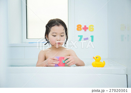 お風呂で遊ぶ女の子 お風呂で遊ぶ女の子 27020301