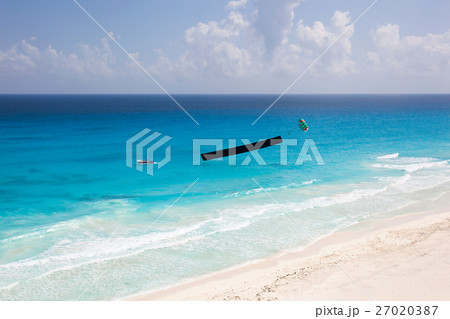 Advertisement beach parachute boat 27020387