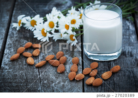 Organic almond milk 27020389