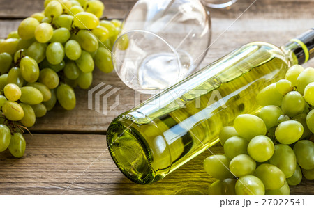 White wine with bunch of grape White wine with bunch of grape 27022541