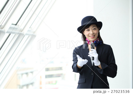 マイクで説明する制服の女性 マイクで説明する制服の女性 27023536