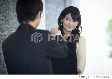玄関で夫を見送る主婦 玄関で夫を見送る主婦 27025585