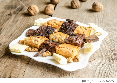 Brownies and blondies 27028275