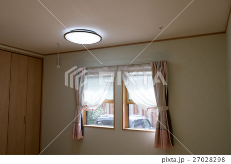 Wallpapering 27028298