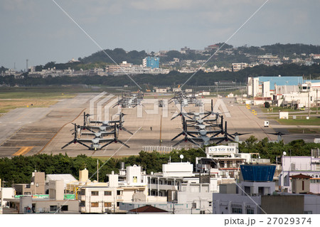 オスプレイが駐機する普天間飛行場(2016年12月13日撮影) 27029374