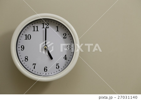 掛け時計の表示　5時 27031140