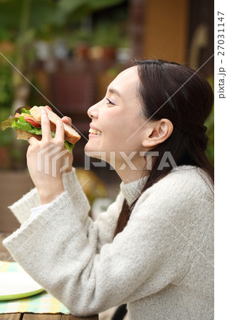 昼食のサンドイッチを食べる女性 昼食のサンドイッチを食べる女性 27031147