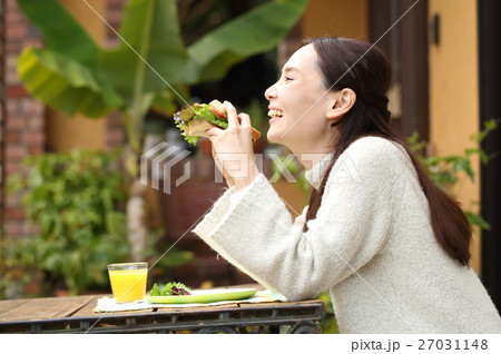 昼食のサンドイッチを食べる女性 昼食のサンドイッチを食べる女性 27031148