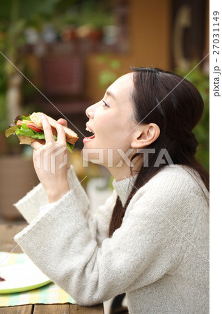 昼食のサンドイッチを食べる女性 昼食のサンドイッチを食べる女性 27031149