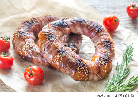 Bagels with sesame wrapped in bacon rashers 27033345