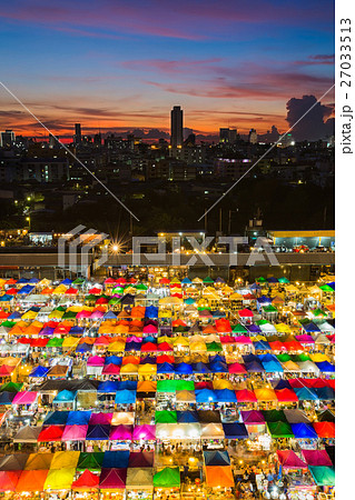 Multiple colour aerial view weekend market  27033513