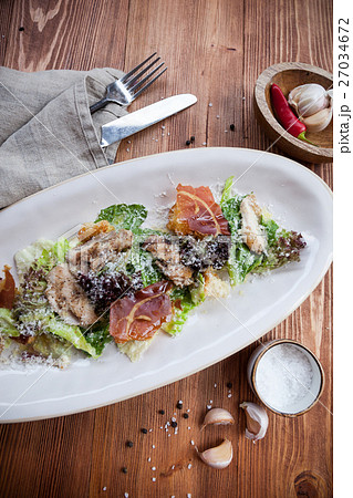 Beef carpaccio in lettuce salad Beef carpaccio in lettuce salad 27034672