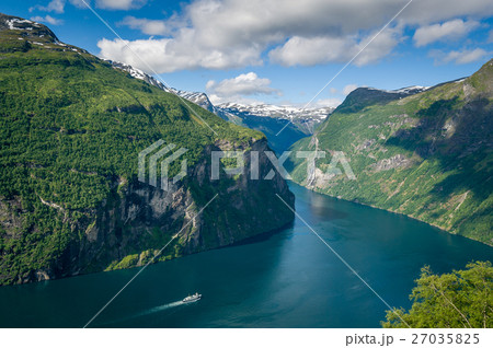 Cruise liner at Geiranger fjord, Norway. 27035825