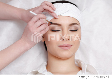 Permanent make-up wizard makes eyebrow correction Permanent make-up wizard makes eyebrow correction 27036571