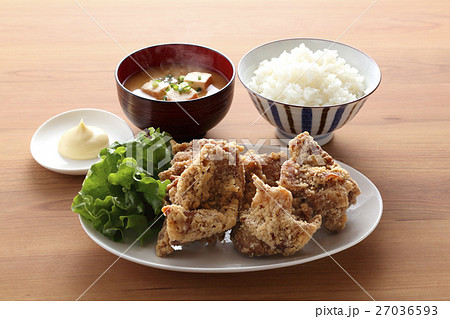 鶏の唐揚げ定食の写真素材