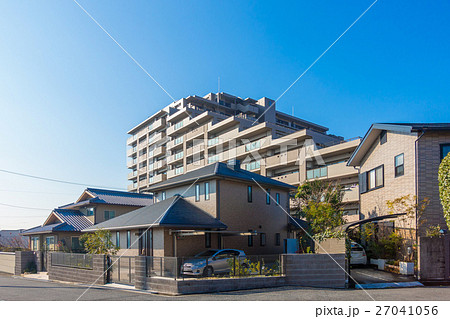 戸建住宅と大規模修繕後のマンション 27041056