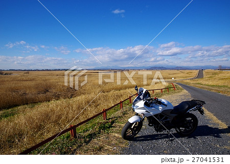 バイクツーリング 秋・冬 青空の下 葦の草原より遥かに赤城山を望む 見下ろす・斜め バイクツーリング 秋・冬 青空の下 葦の草原より遥かに赤城山を望む 見下ろす・斜め 27041531