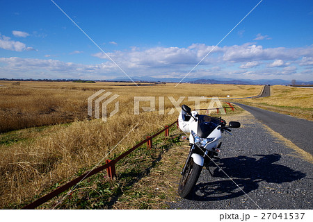 バイクツーリング　秋・冬　青空の下 葦の草原より遥かに赤城山を望む 見下ろし・正面 27041537