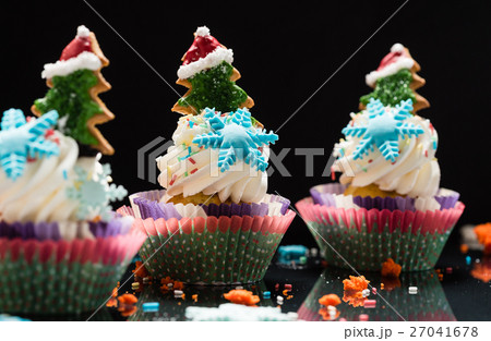 Christmas cupcakes 27041678