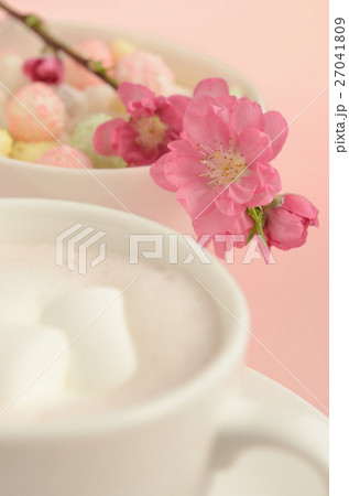 ひな祭りイメージのティータイム（マシュマロ入りのイチゴラテ） 27041809