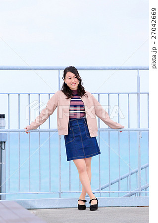 海バックの人物ポートレート 27042669