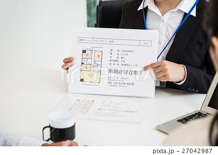 賃貸物件を紹介する不動産会社のスタッフ 賃貸物件を紹介する不動産会社のスタッフ 27042987